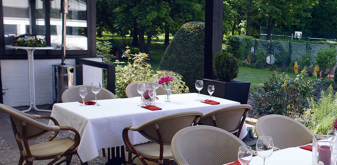 Blick ins Grüne von der Terrasse vom Restaurant Rokoko