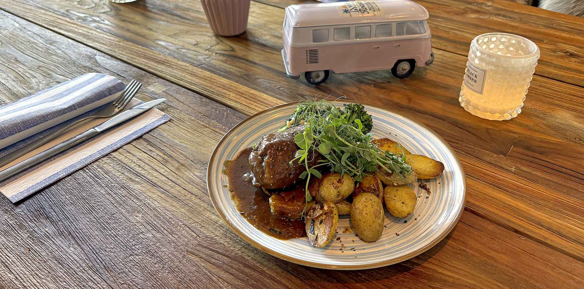 Foodbild mit Rinderroulade, Bratensauce und Bratkartoffeln